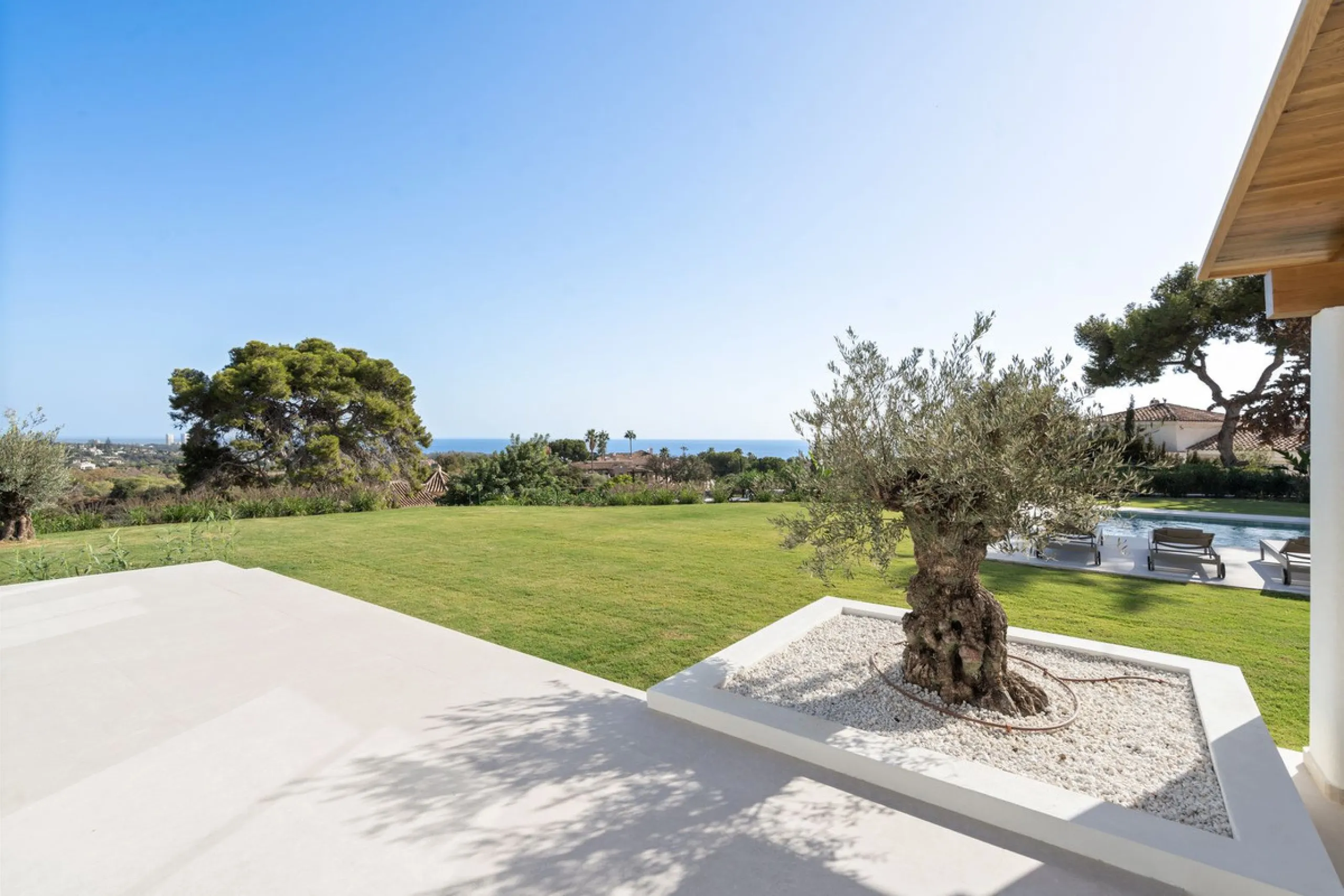 House - Detached Villa в продаже в Marbella, Málaga. В доме 5 спален и 4 ванных комнат. Площадь дома 316 м². Площадь участка 2077 м²