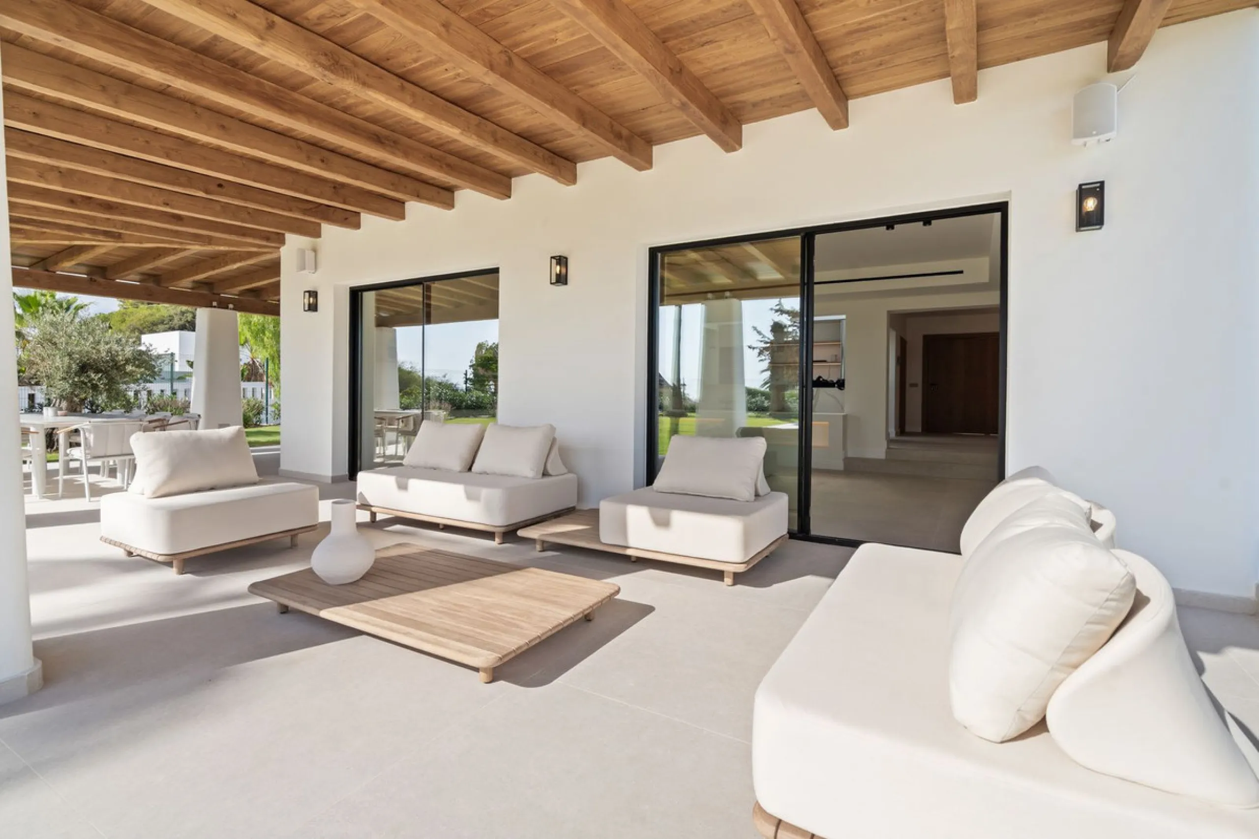 House - Detached Villa в продаже в Marbella, Málaga. В доме 5 спален и 4 ванных комнат. Площадь дома 316 м². Площадь участка 2077 м²