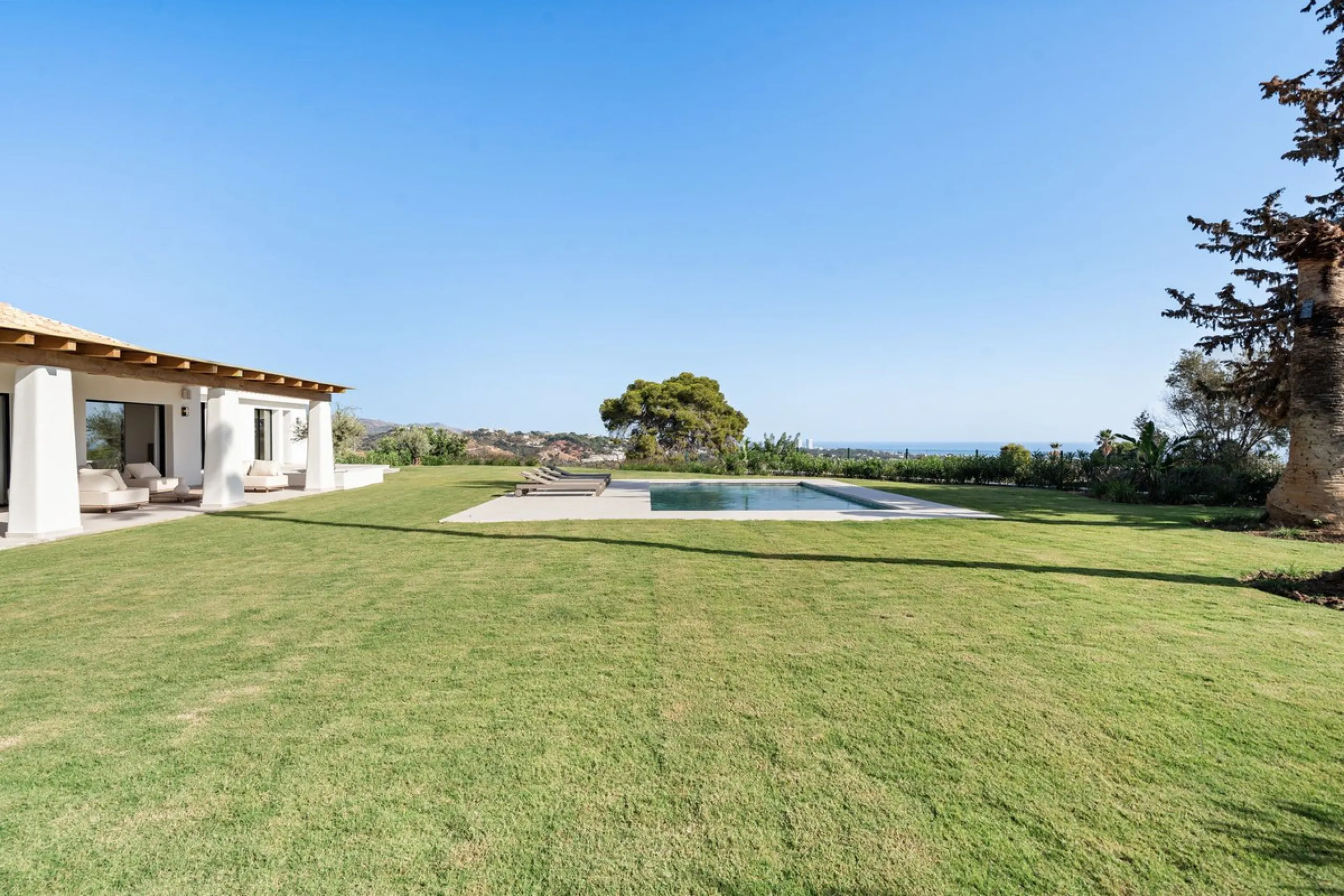 House - Detached Villa в продаже в Marbella, Málaga. В доме 5 спален и 4 ванных комнат. Площадь дома 316 м². Площадь участка 2077 м²