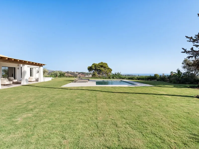 House - Detached Villa в продаже в Marbella, Málaga. В доме 5 спален и 4 ванных комнат. Площадь дома 316 м². Площадь участка 2077 м²