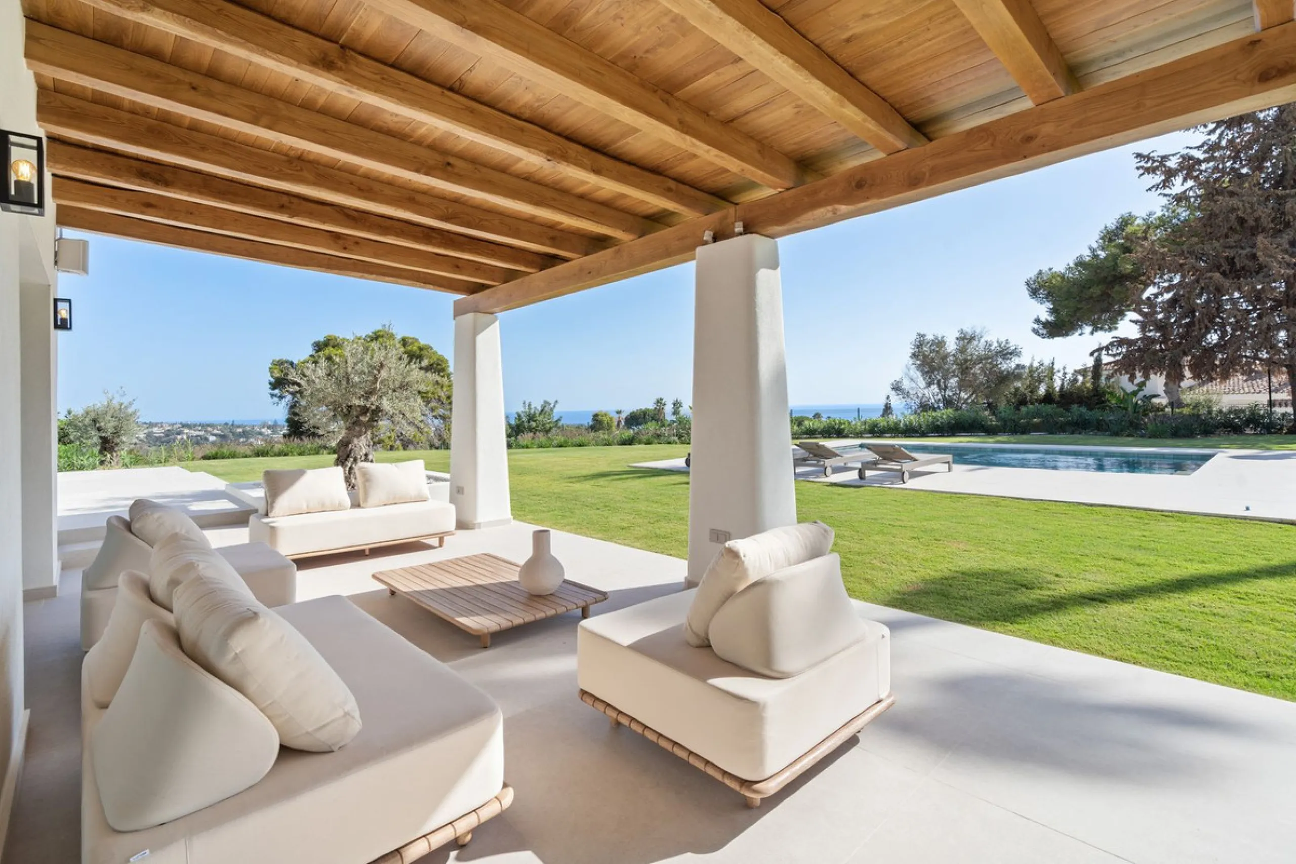 House - Detached Villa в продаже в Marbella, Málaga. В доме 5 спален и 4 ванных комнат. Площадь дома 316 м². Площадь участка 2077 м²