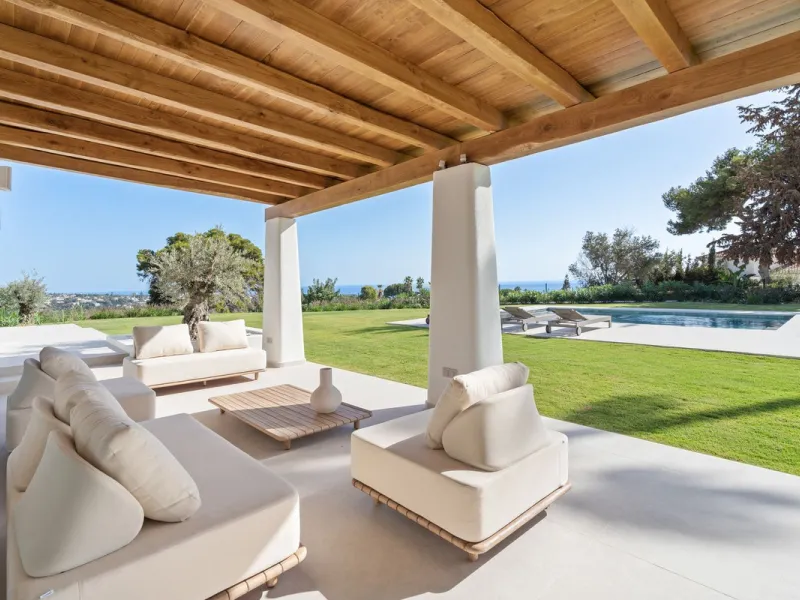 House - Detached Villa в продаже в Marbella, Málaga. В доме 5 спален и 4 ванных комнат. Площадь дома 316 м². Площадь участка 2077 м²