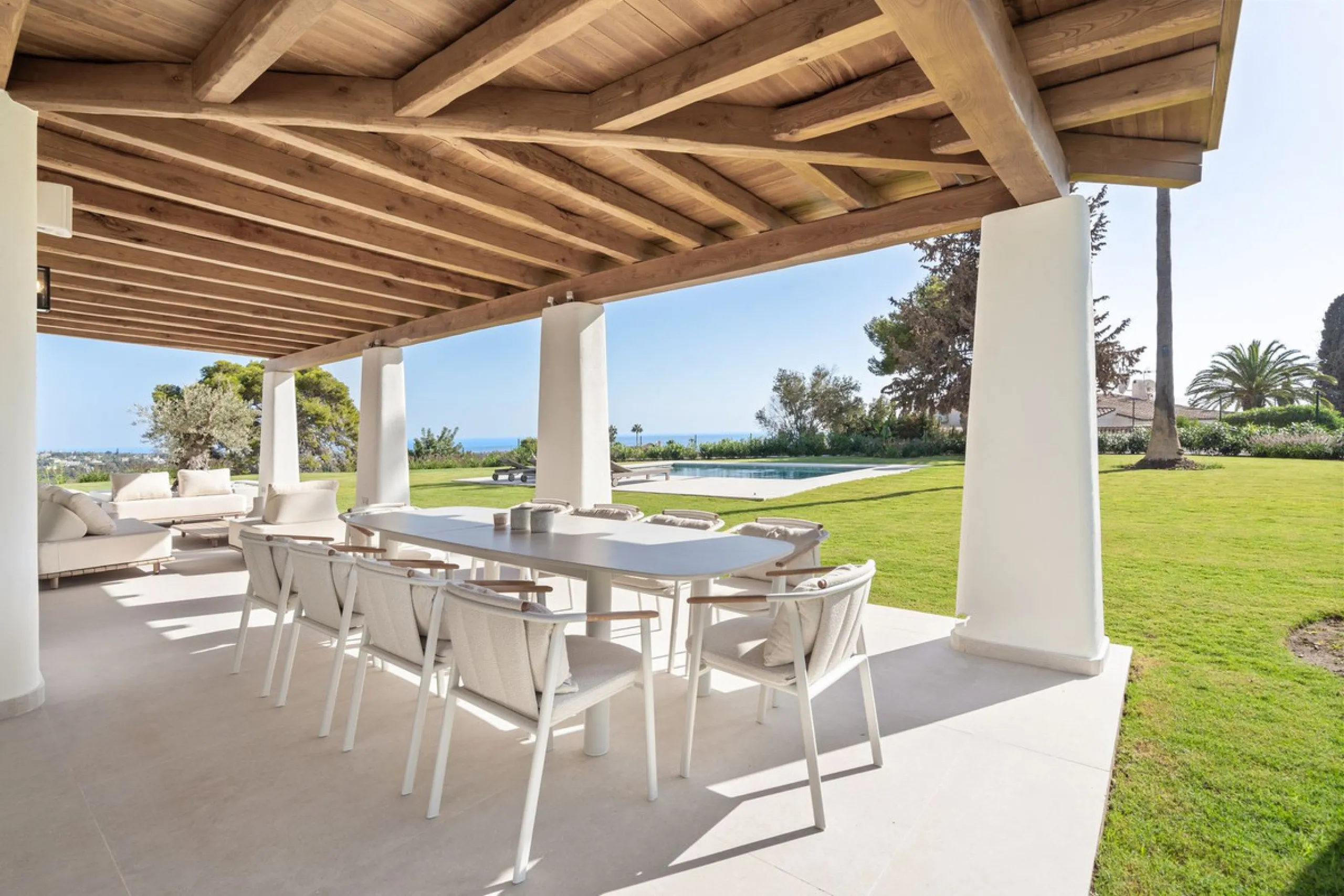 House - Detached Villa в продаже в Marbella, Málaga. В доме 5 спален и 4 ванных комнат. Площадь дома 316 м². Площадь участка 2077 м²