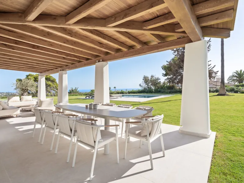 House - Detached Villa в продаже в Marbella, Málaga. В доме 5 спален и 4 ванных комнат. Площадь дома 316 м². Площадь участка 2077 м²
