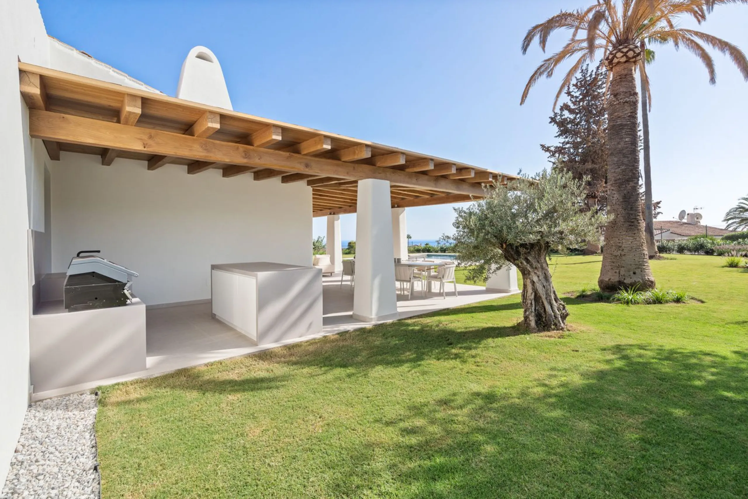 House - Detached Villa в продаже в Marbella, Málaga. В доме 5 спален и 4 ванных комнат. Площадь дома 316 м². Площадь участка 2077 м²