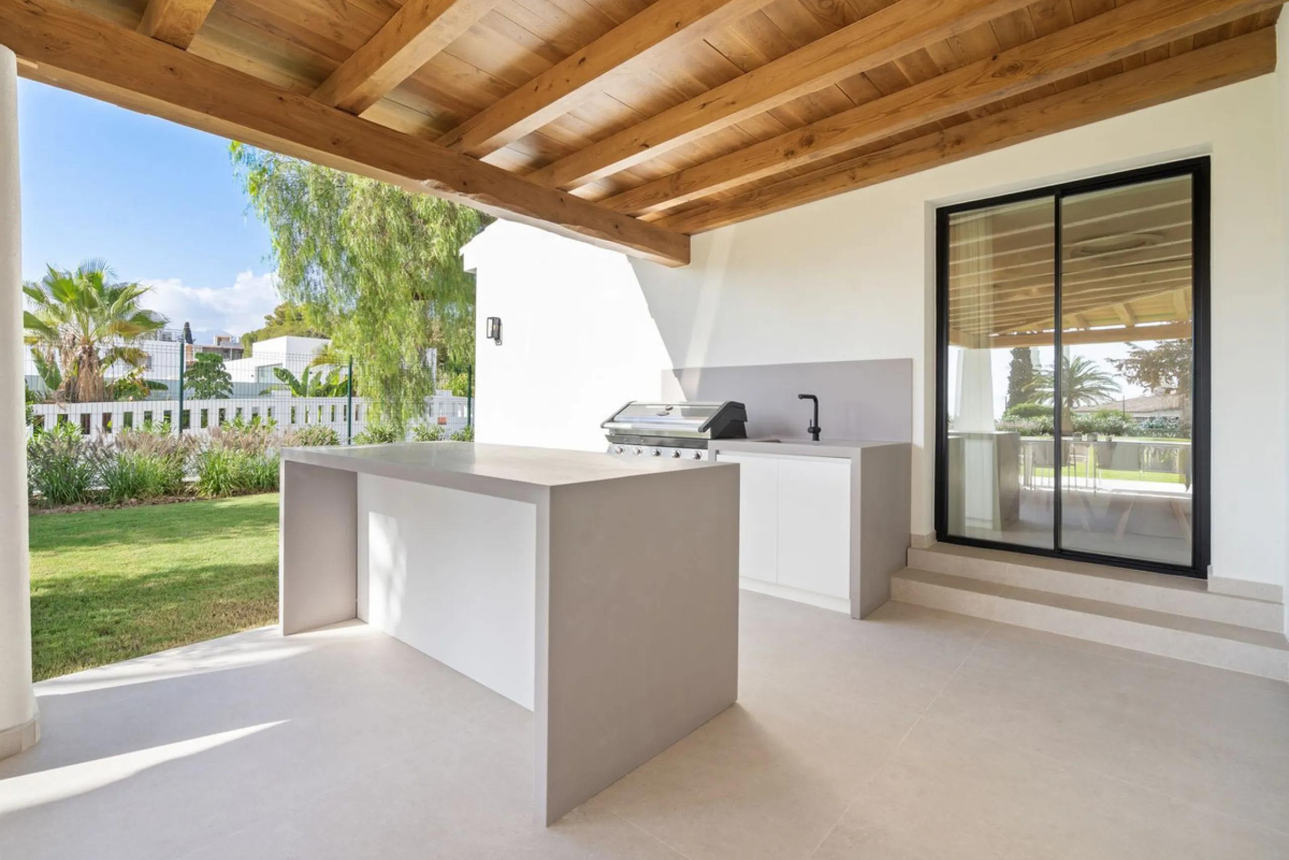 House - Detached Villa в продаже в Marbella, Málaga. В доме 5 спален и 4 ванных комнат. Площадь дома 316 м². Площадь участка 2077 м²