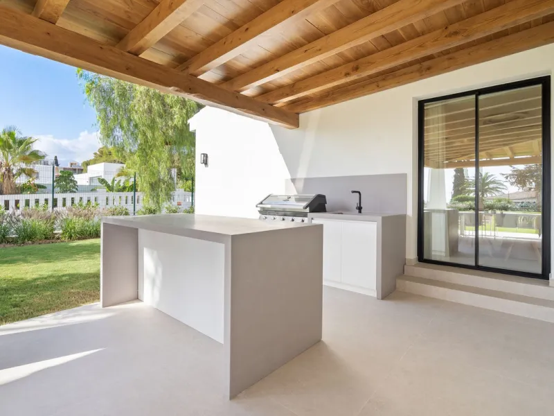 House - Detached Villa в продаже в Marbella, Málaga. В доме 5 спален и 4 ванных комнат. Площадь дома 316 м². Площадь участка 2077 м²