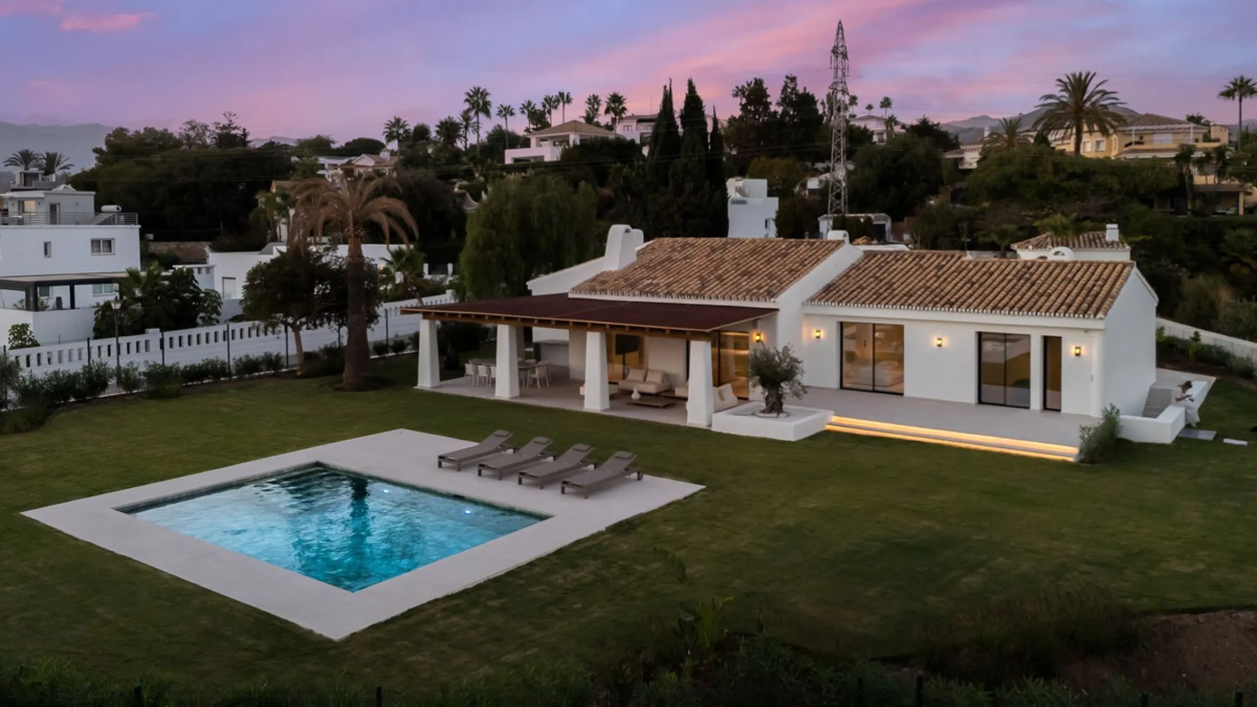 House - Detached Villa в продаже в Marbella, Málaga. В доме 5 спален и 4 ванных комнат. Площадь дома 316 м². Площадь участка 2077 м²