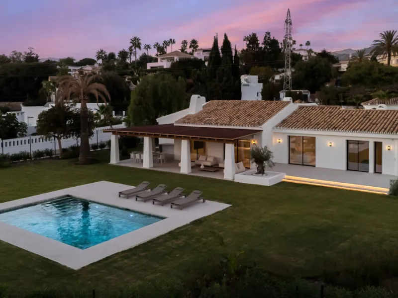 House - Detached Villa в продаже в Marbella, Málaga. В доме 5 спален и 4 ванных комнат. Площадь дома 316 м². Площадь участка 2077 м²