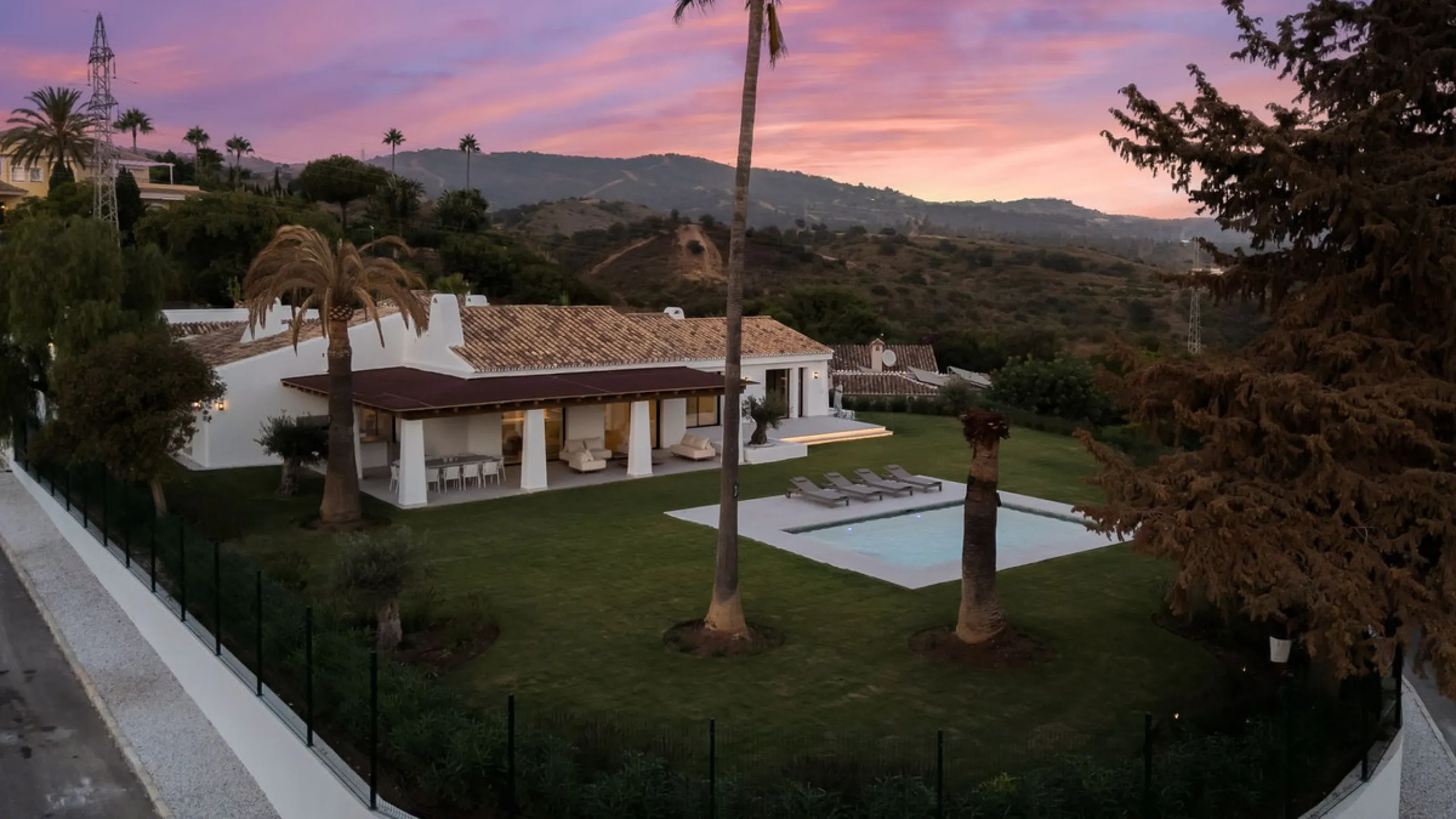 House - Detached Villa в продаже в Marbella, Málaga. В доме 5 спален и 4 ванных комнат. Площадь дома 316 м². Площадь участка 2077 м²