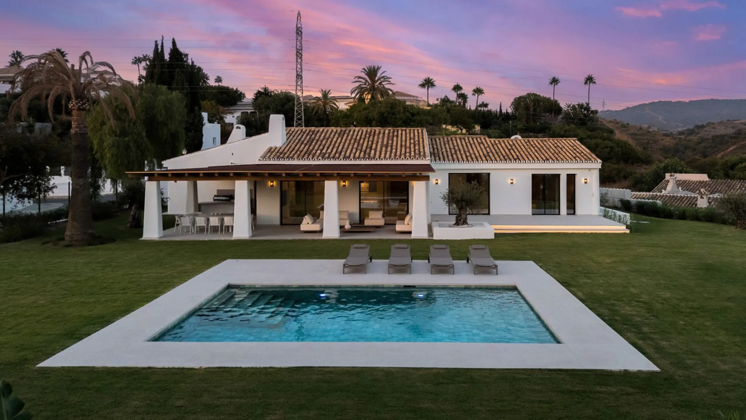 House - Detached Villa в продаже в Marbella, Málaga. В доме 5 спален и 4 ванных комнат. Площадь дома 316 м². Площадь участка 2077 м²