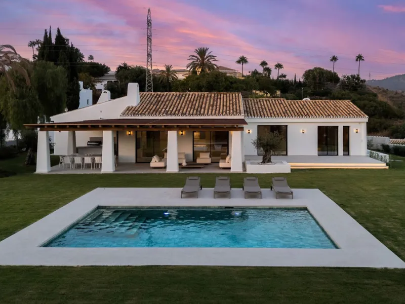 House - Detached Villa в продаже в Marbella, Málaga. В доме 5 спален и 4 ванных комнат. Площадь дома 316 м². Площадь участка 2077 м²