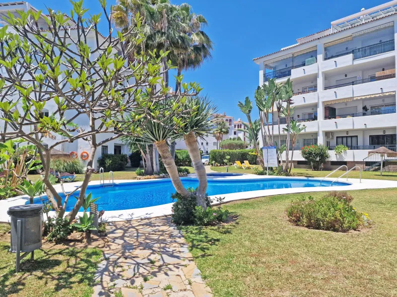 LOCATION & LIFESTYLE! A fantastic opportunity to purchase a charming apartment ideally located in the lower part of Calahonda, Mijas Costa—just a short walk from the beach and all amenities, with the added bonus of direct access to the pool area.
