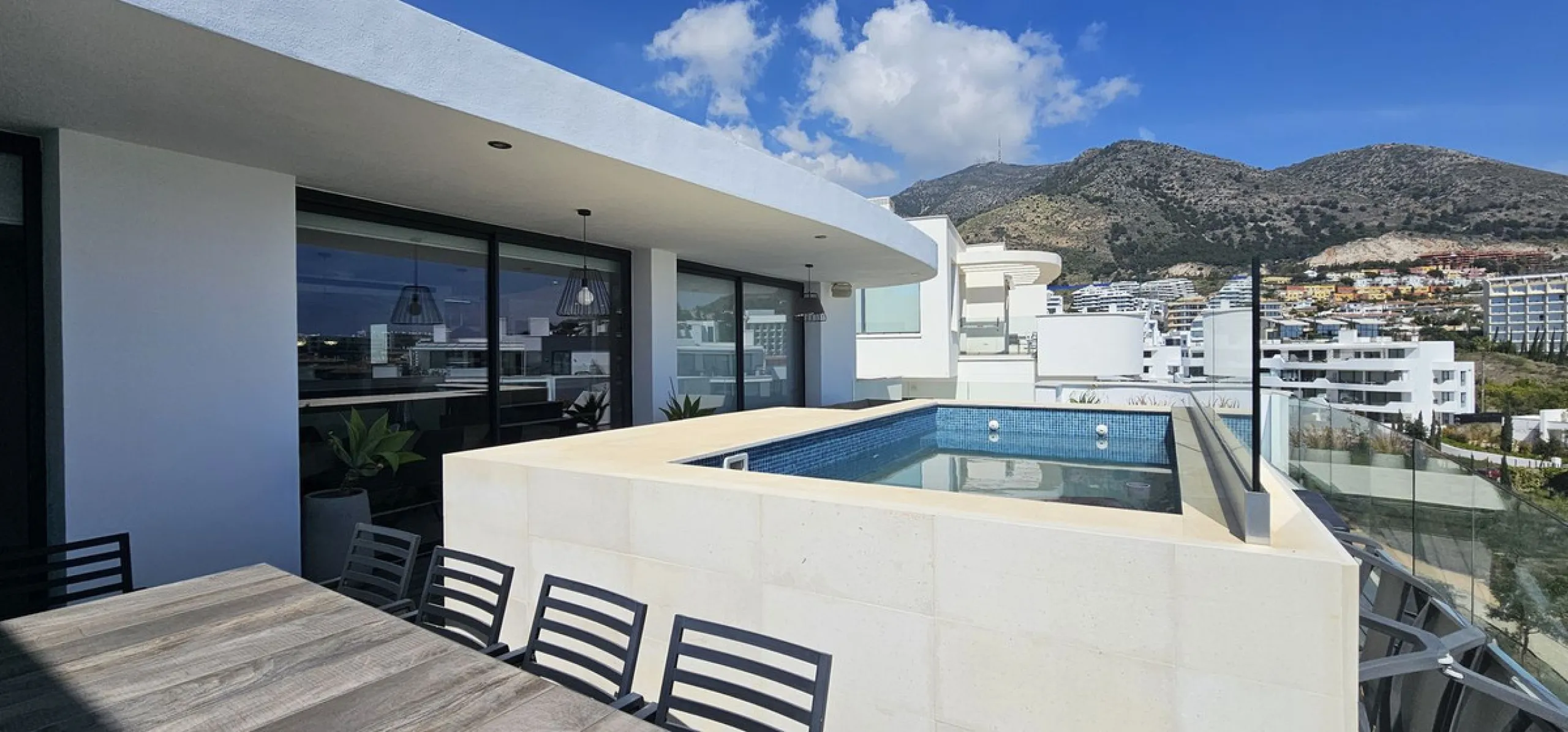 Penthouse for sale in Higueron West Phase III. With private pool.