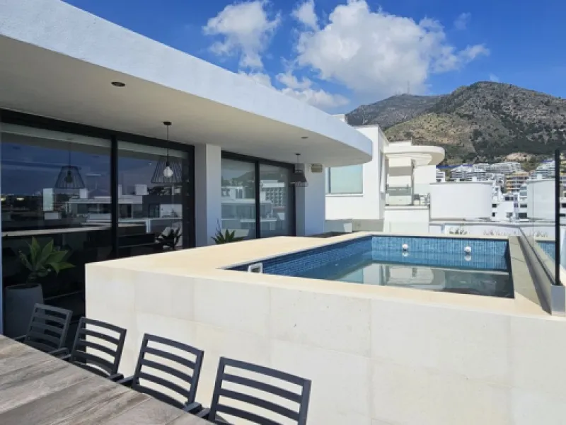 Penthouse for sale in Higueron West Phase III. With private pool.
