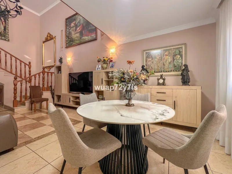 House - Semi-Detached House в продаже в Estepona, Málaga. В доме 5 спален и 4 ванных комнат. Площадь дома 340 м²