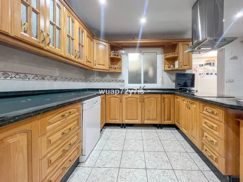 House - Semi-Detached House в продаже в Estepona, Málaga. В доме 5 спален и 4 ванных комнат. Площадь дома 340 м²