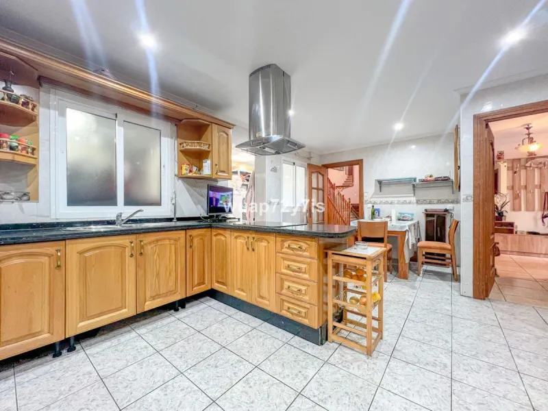 House - Semi-Detached House в продаже в Estepona, Málaga. В доме 5 спален и 4 ванных комнат. Площадь дома 340 м²