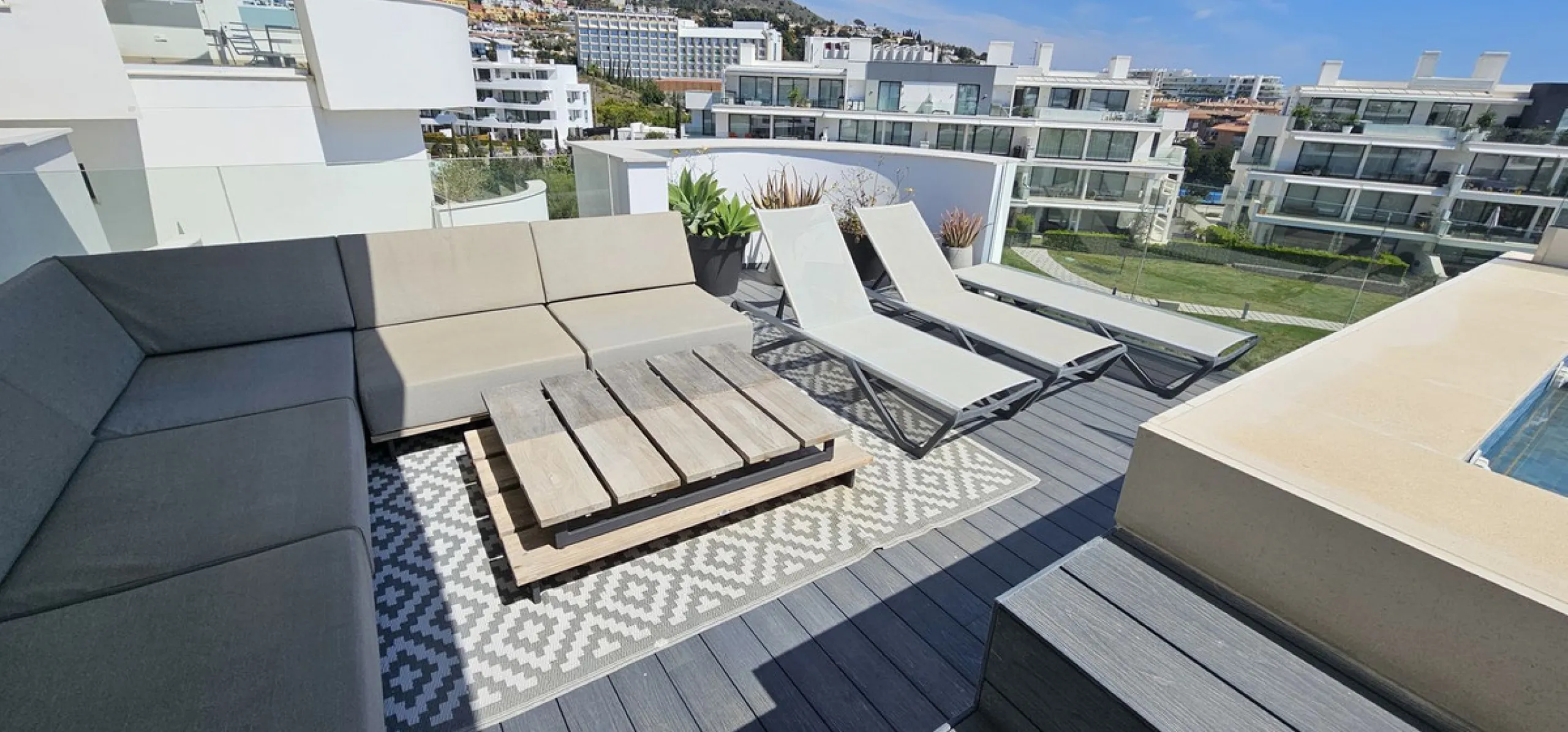 Penthouse for sale in Higueron West Phase III. With private pool.