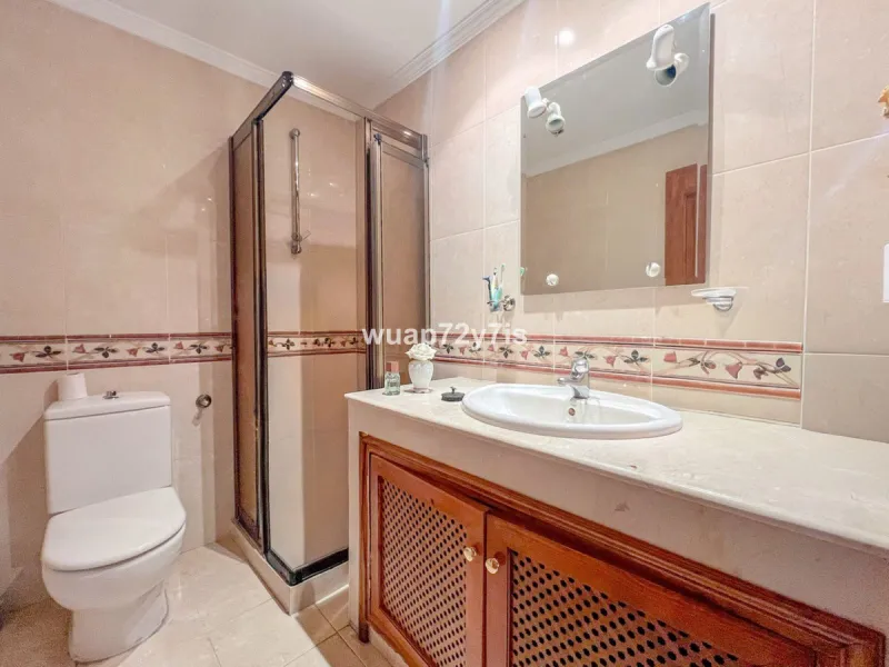 House - Semi-Detached House в продаже в Estepona, Málaga. В доме 5 спален и 4 ванных комнат. Площадь дома 340 м²