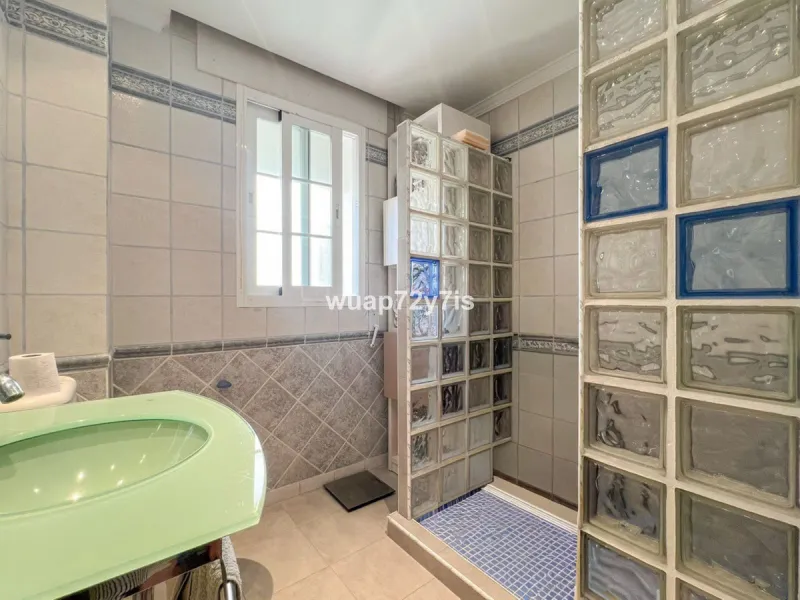 House - Semi-Detached House в продаже в Estepona, Málaga. В доме 5 спален и 4 ванных комнат. Площадь дома 340 м²