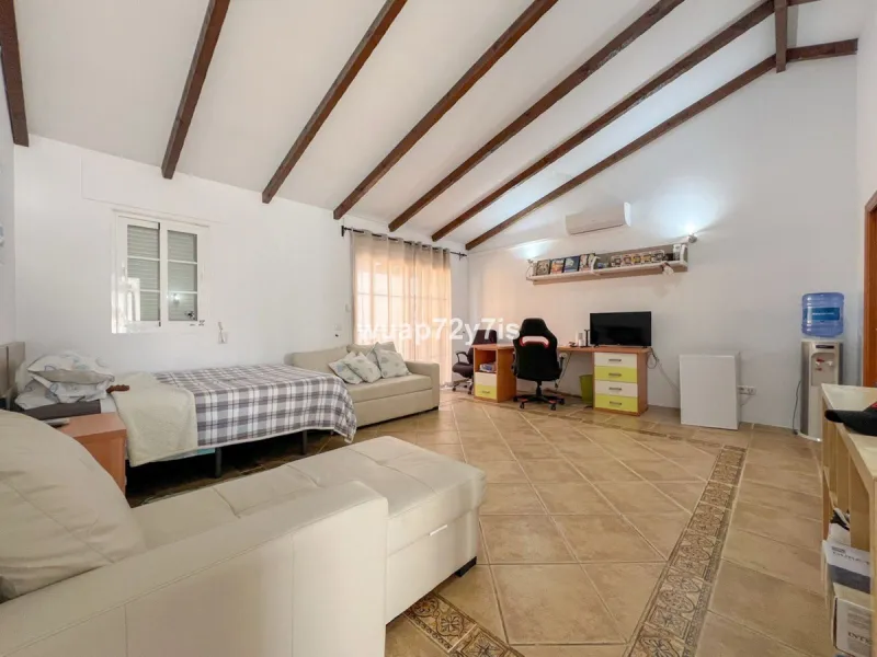 House - Semi-Detached House в продаже в Estepona, Málaga. В доме 5 спален и 4 ванных комнат. Площадь дома 340 м²