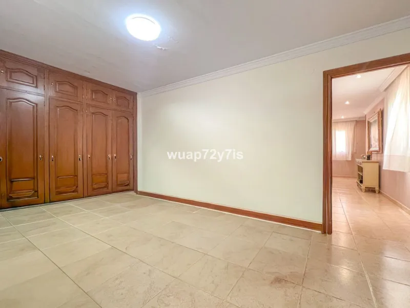 House - Semi-Detached House в продаже в Estepona, Málaga. В доме 5 спален и 4 ванных комнат. Площадь дома 340 м²