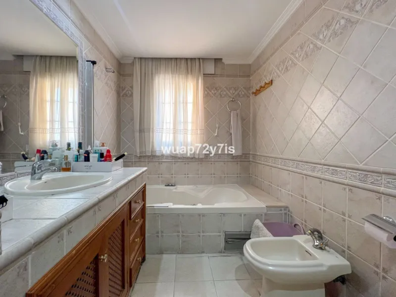 House - Semi-Detached House в продаже в Estepona, Málaga. В доме 5 спален и 4 ванных комнат. Площадь дома 340 м²
