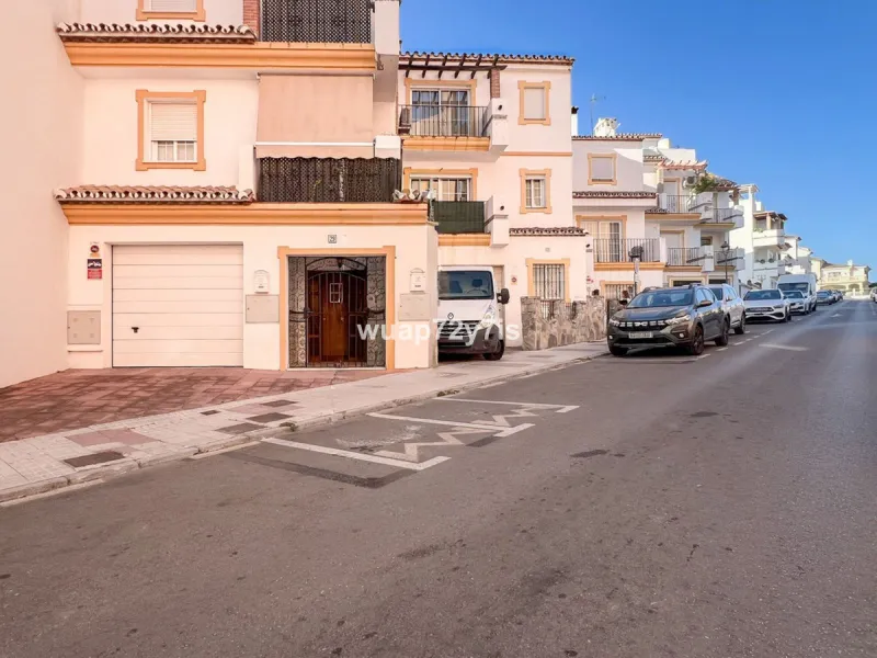 House - Semi-Detached House в продаже в Estepona, Málaga. В доме 5 спален и 4 ванных комнат. Площадь дома 340 м²