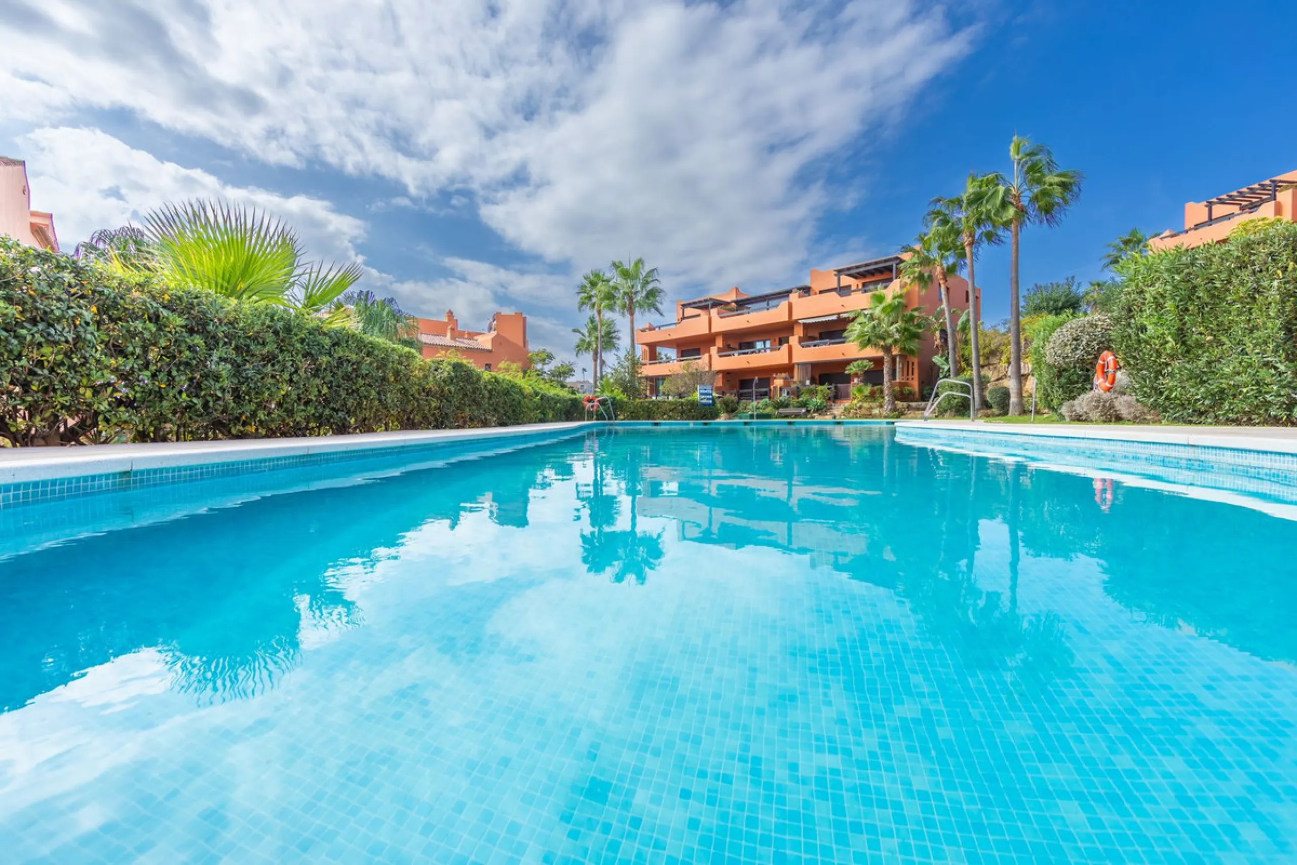 GROUND-FLOOR APARTMENT WITH LARGE TERRACE AND TOURIST LICENSE NEAR THE SEA. Privileged location in a charming Mediterranean-style complex, just 200 m from the beach and only a 5-minute drive from Estepona and the vibrant Duquesa Marina, where you'll find 