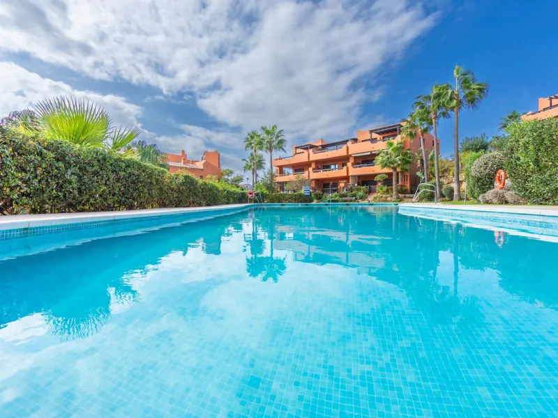 GROUND-FLOOR APARTMENT WITH LARGE TERRACE AND TOURIST LICENSE NEAR THE SEA. Privileged location in a charming Mediterranean-style complex, just 200 m from the beach and only a 5-minute drive from Estepona and the vibrant Duquesa Marina, where you'll find 