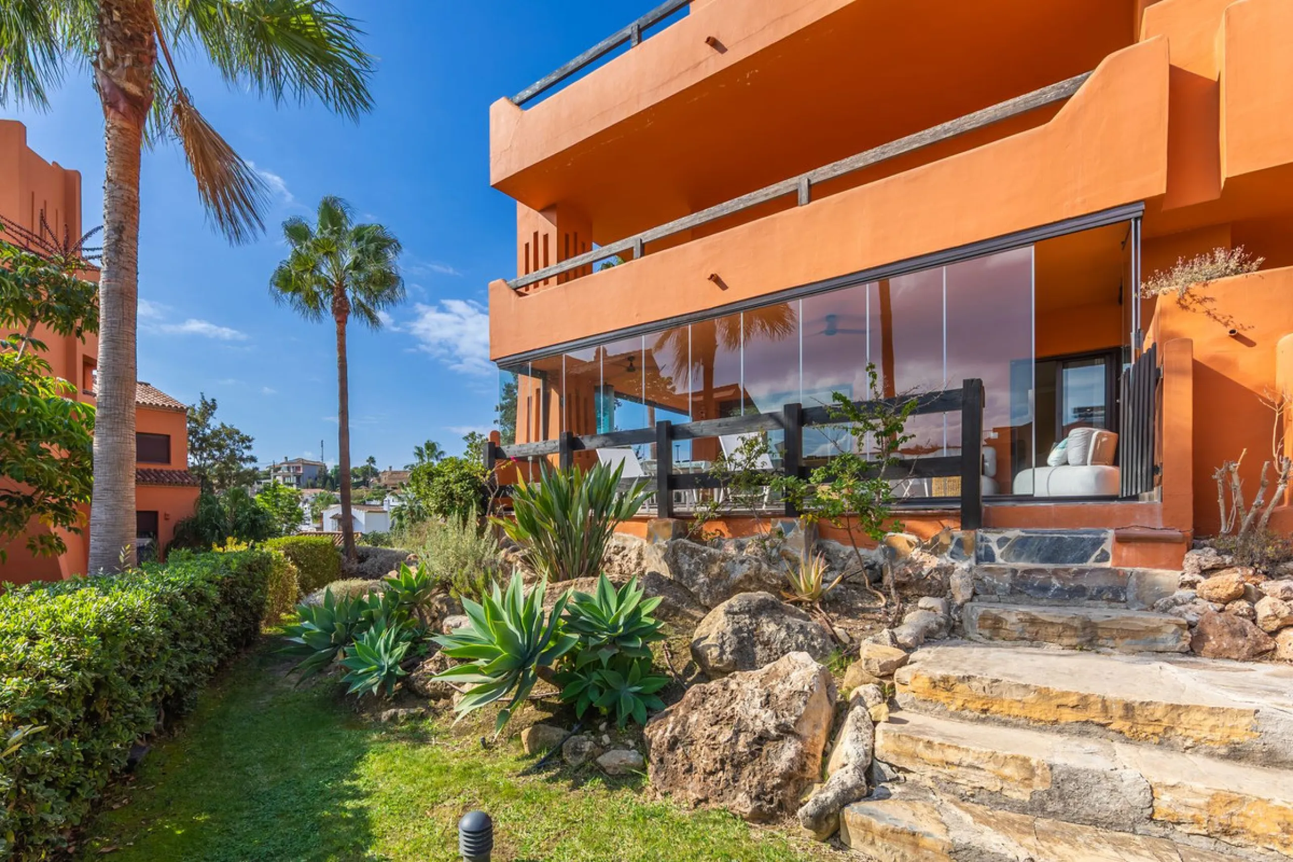 GROUND-FLOOR APARTMENT WITH LARGE TERRACE AND TOURIST LICENSE NEAR THE SEA. Privileged location in a charming Mediterranean-style complex, just 200 m from the beach and only a 5-minute drive from Estepona and the vibrant Duquesa Marina, where you'll find 