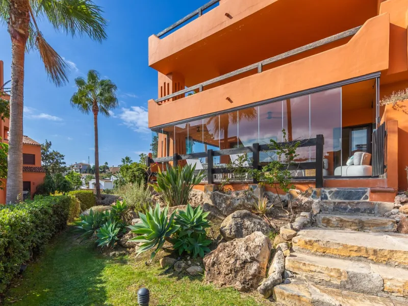 GROUND-FLOOR APARTMENT WITH LARGE TERRACE AND TOURIST LICENSE NEAR THE SEA. Privileged location in a charming Mediterranean-style complex, just 200 m from the beach and only a 5-minute drive from Estepona and the vibrant Duquesa Marina, where you'll find 