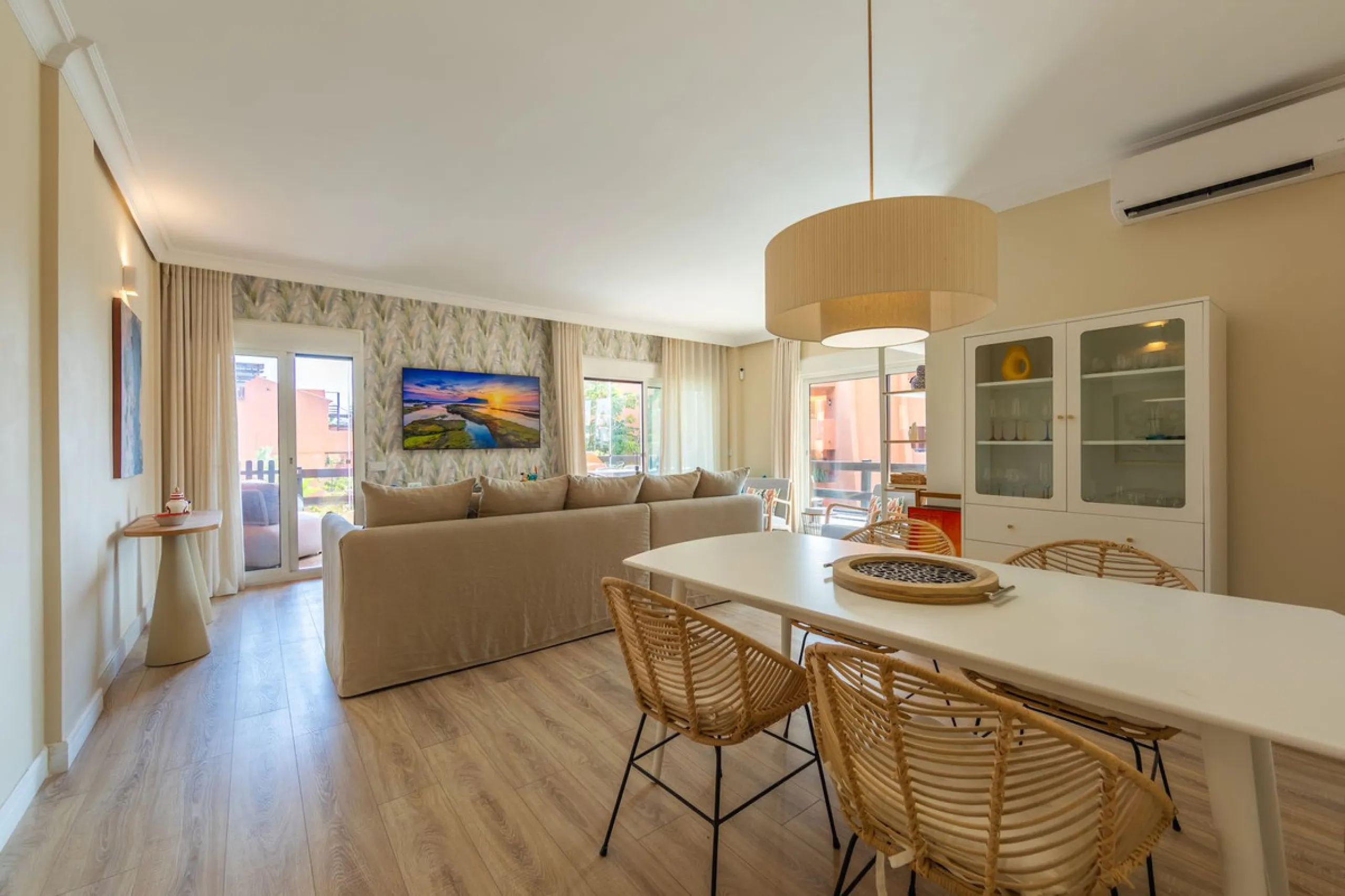 GROUND-FLOOR APARTMENT WITH LARGE TERRACE AND TOURIST LICENSE NEAR THE SEA. Privileged location in a charming Mediterranean-style complex, just 200 m from the beach and only a 5-minute drive from Estepona and the vibrant Duquesa Marina, where you'll find 