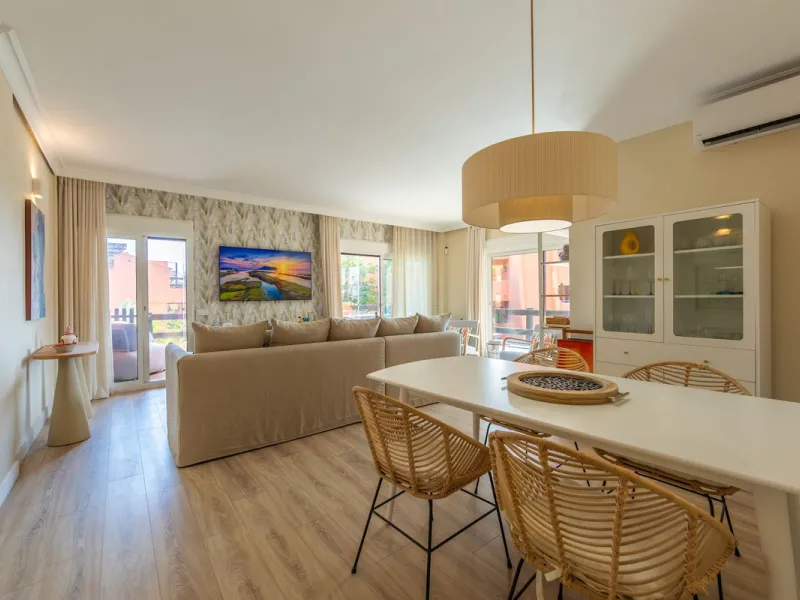 GROUND-FLOOR APARTMENT WITH LARGE TERRACE AND TOURIST LICENSE NEAR THE SEA. Privileged location in a charming Mediterranean-style complex, just 200 m from the beach and only a 5-minute drive from Estepona and the vibrant Duquesa Marina, where you'll find 