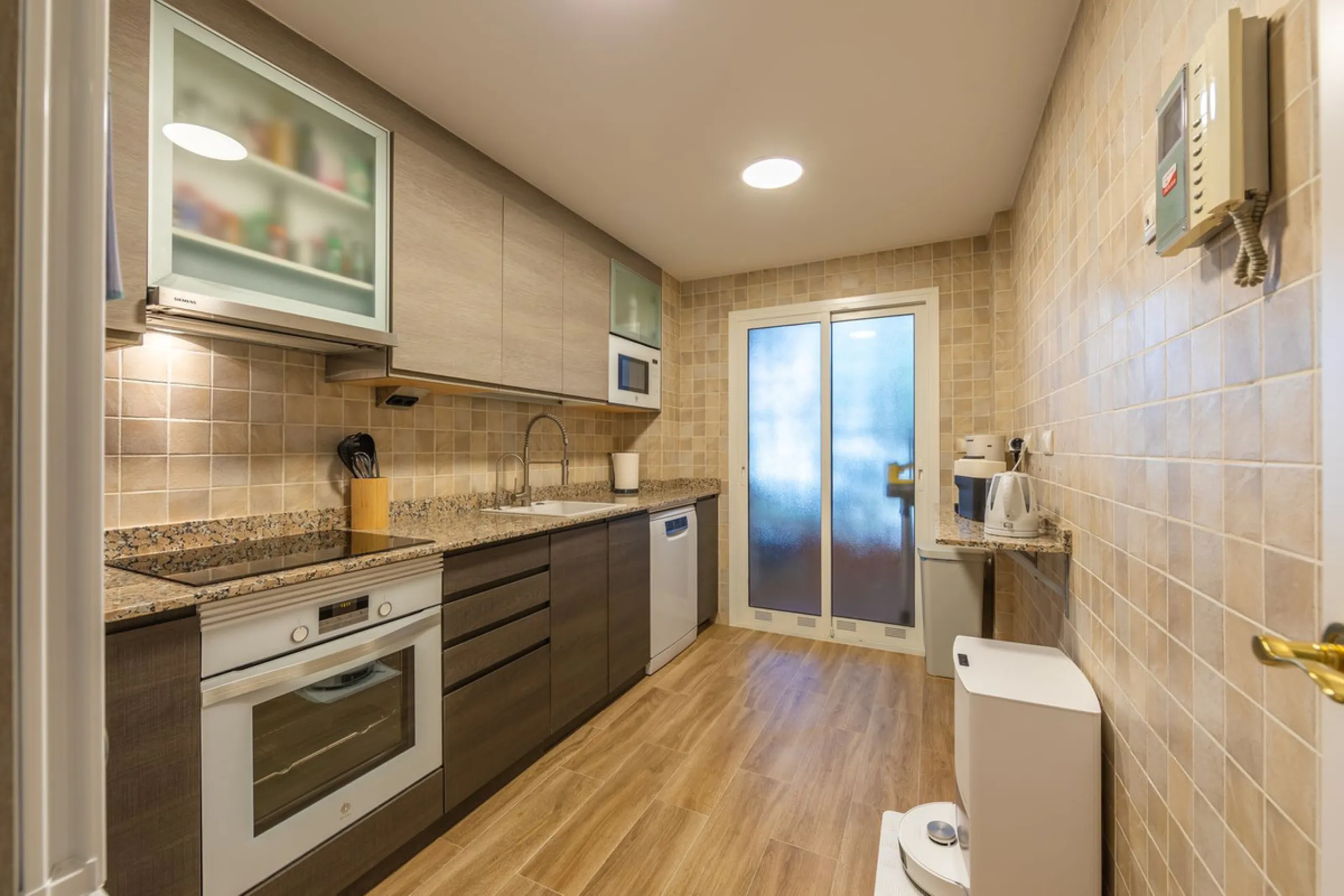 GROUND-FLOOR APARTMENT WITH LARGE TERRACE AND TOURIST LICENSE NEAR THE SEA. Privileged location in a charming Mediterranean-style complex, just 200 m from the beach and only a 5-minute drive from Estepona and the vibrant Duquesa Marina, where you'll find 