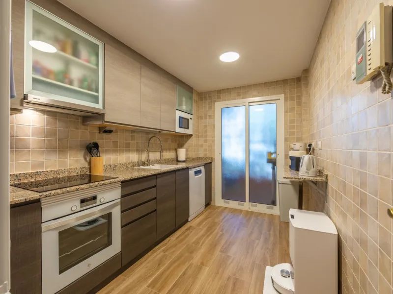 GROUND-FLOOR APARTMENT WITH LARGE TERRACE AND TOURIST LICENSE NEAR THE SEA. Privileged location in a charming Mediterranean-style complex, just 200 m from the beach and only a 5-minute drive from Estepona and the vibrant Duquesa Marina, where you'll find 