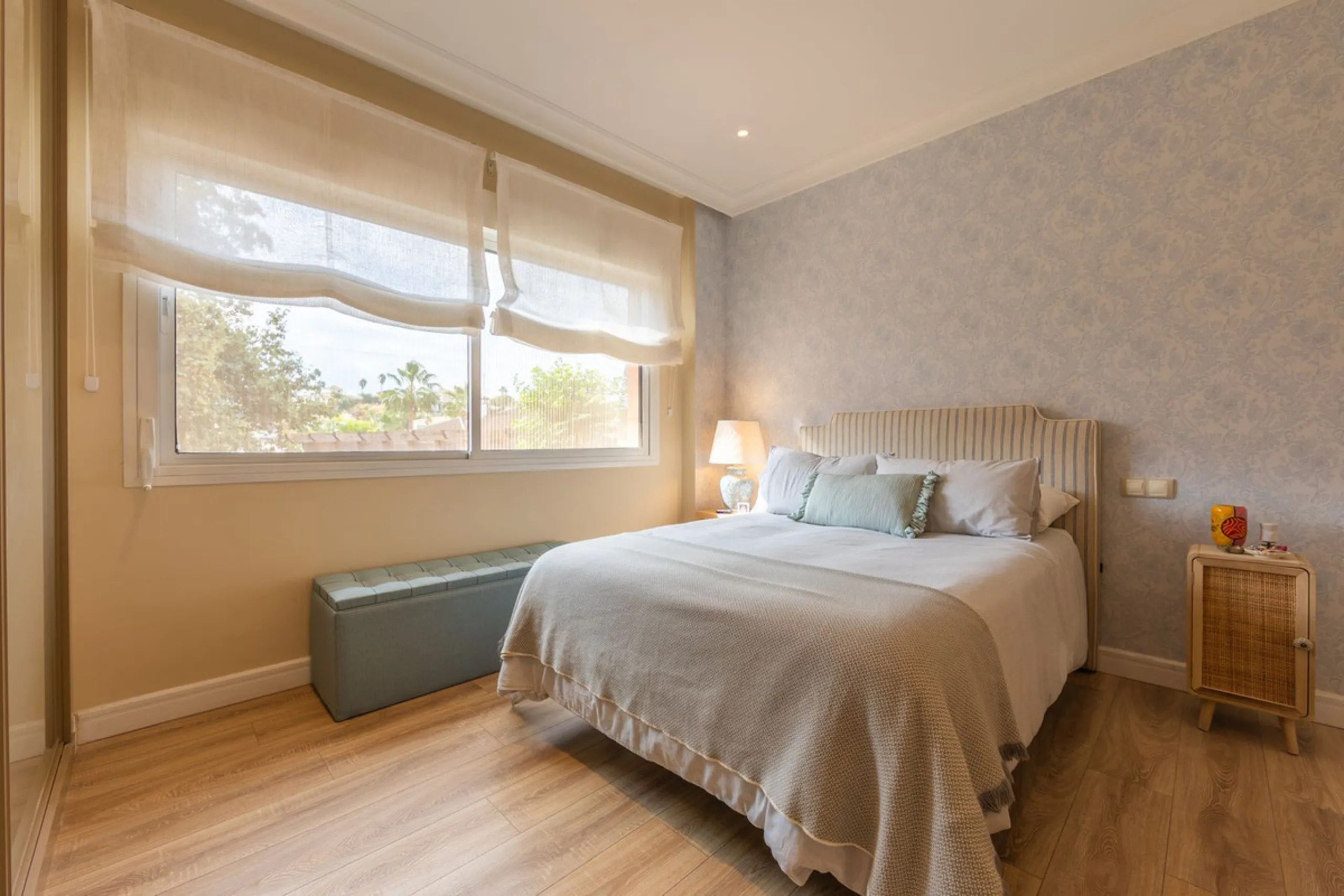 GROUND-FLOOR APARTMENT WITH LARGE TERRACE AND TOURIST LICENSE NEAR THE SEA. Privileged location in a charming Mediterranean-style complex, just 200 m from the beach and only a 5-minute drive from Estepona and the vibrant Duquesa Marina, where you'll find 