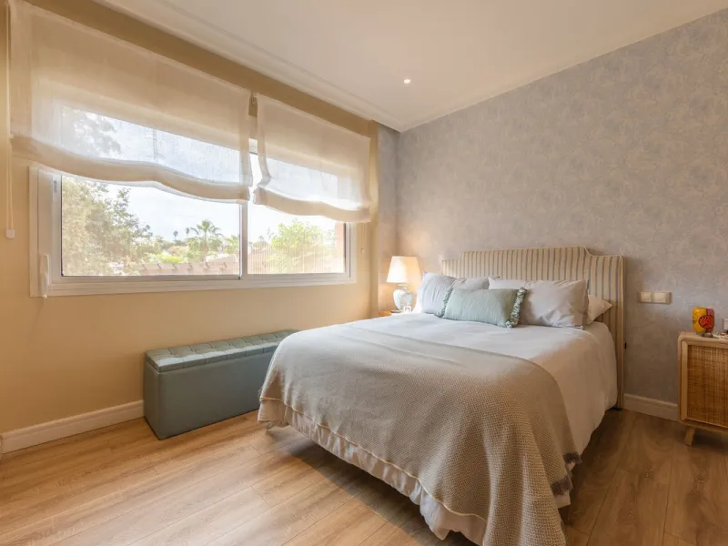 GROUND-FLOOR APARTMENT WITH LARGE TERRACE AND TOURIST LICENSE NEAR THE SEA. Privileged location in a charming Mediterranean-style complex, just 200 m from the beach and only a 5-minute drive from Estepona and the vibrant Duquesa Marina, where you'll find 