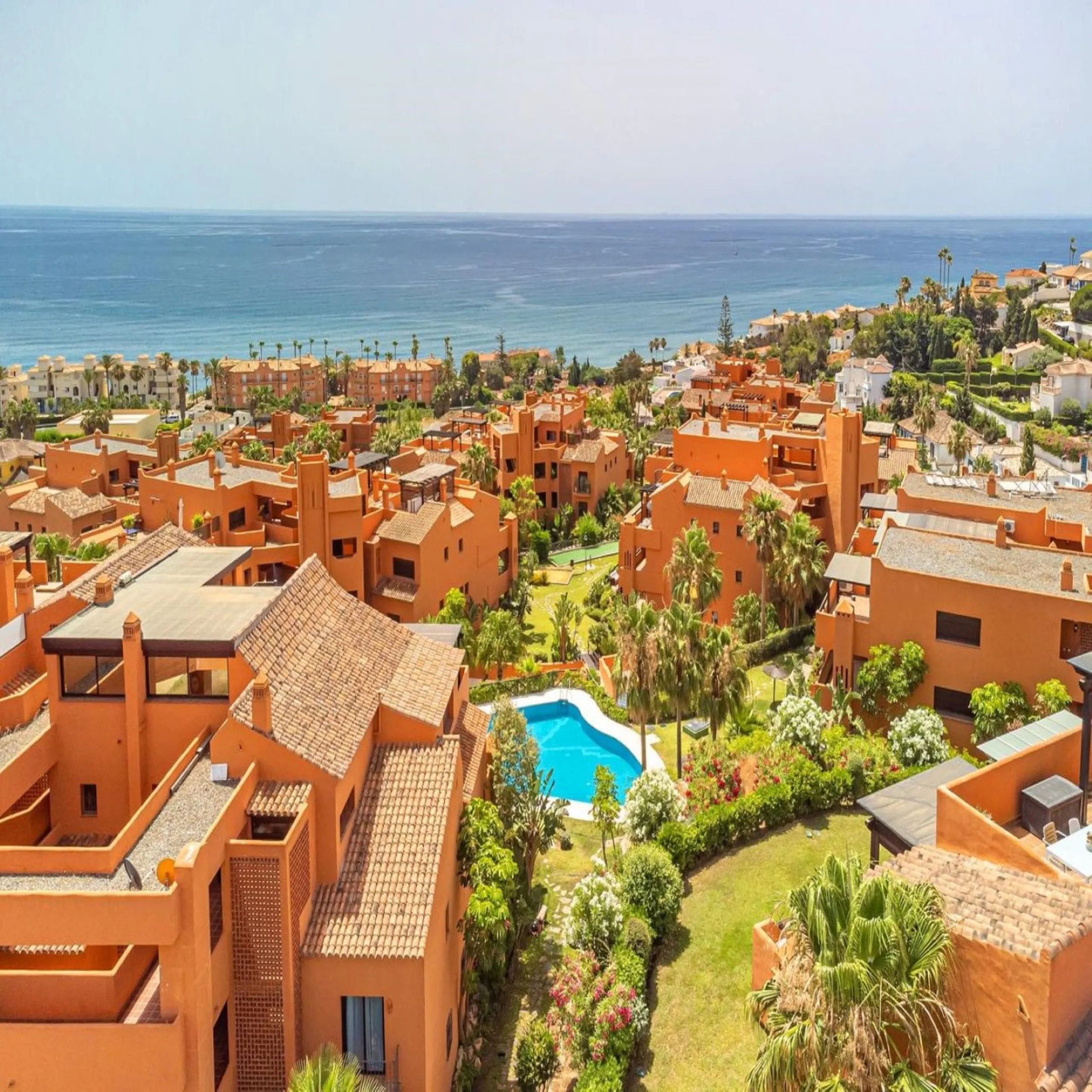 GROUND-FLOOR APARTMENT WITH LARGE TERRACE AND TOURIST LICENSE NEAR THE SEA. Privileged location in a charming Mediterranean-style complex, just 200 m from the beach and only a 5-minute drive from Estepona and the vibrant Duquesa Marina, where you'll find 