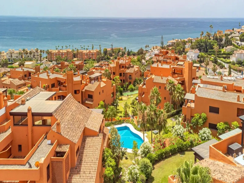 GROUND-FLOOR APARTMENT WITH LARGE TERRACE AND TOURIST LICENSE NEAR THE SEA. Privileged location in a charming Mediterranean-style complex, just 200 m from the beach and only a 5-minute drive from Estepona and the vibrant Duquesa Marina, where you'll find 