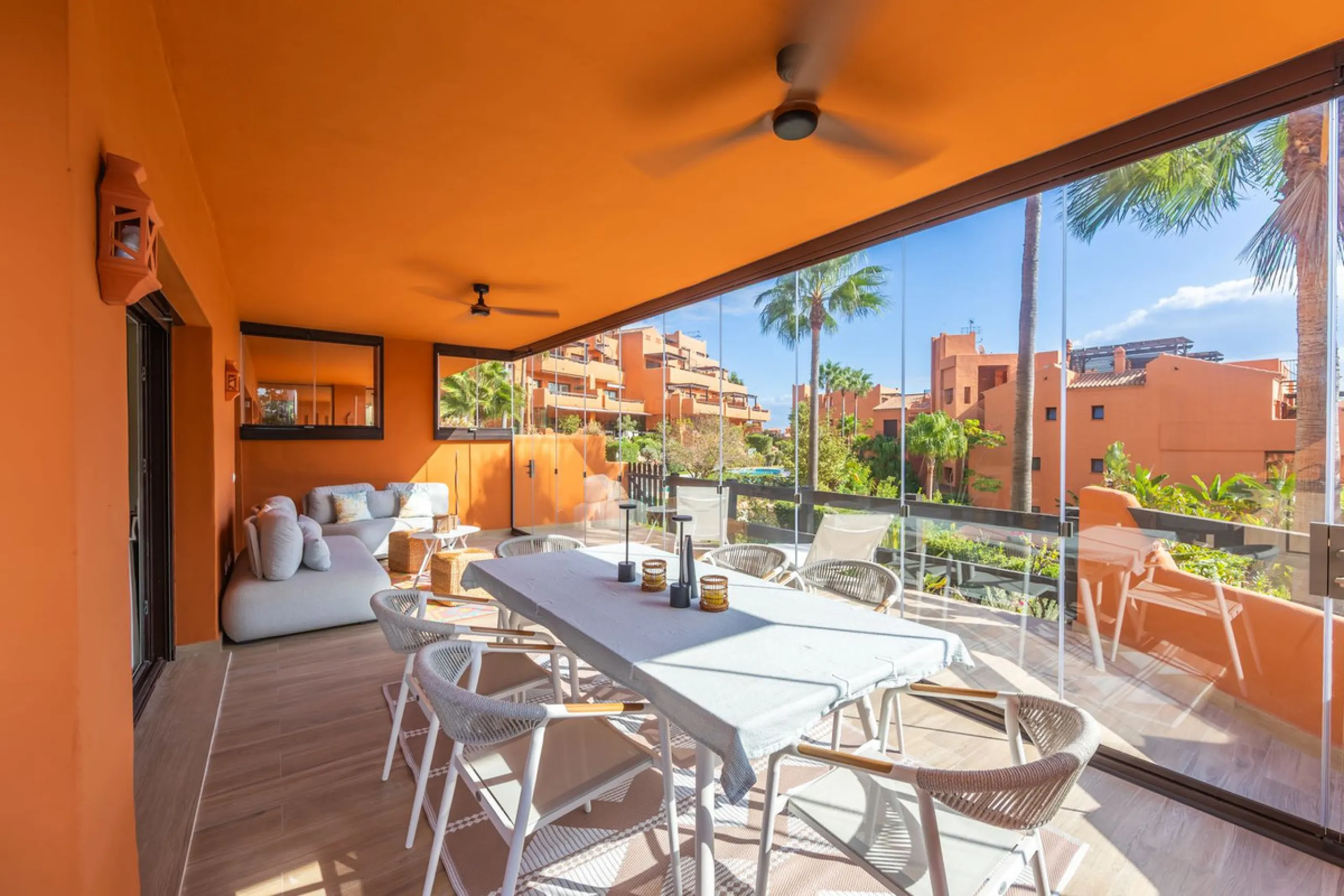 GROUND-FLOOR APARTMENT WITH LARGE TERRACE AND TOURIST LICENSE NEAR THE SEA. Privileged location in a charming Mediterranean-style complex, just 200 m from the beach and only a 5-minute drive from Estepona and the vibrant Duquesa Marina, where you'll find 