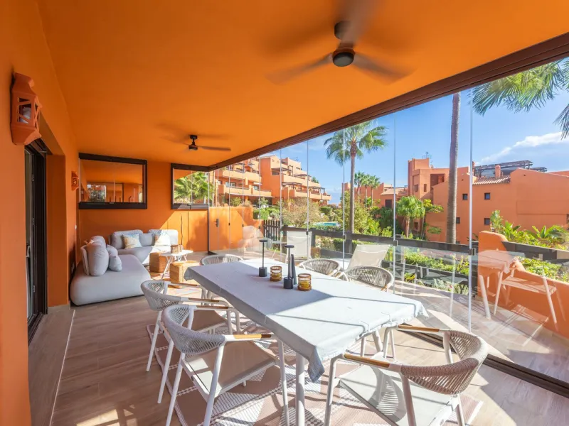 GROUND-FLOOR APARTMENT WITH LARGE TERRACE AND TOURIST LICENSE NEAR THE SEA. Privileged location in a charming Mediterranean-style complex, just 200 m from the beach and only a 5-minute drive from Estepona and the vibrant Duquesa Marina, where you'll find 