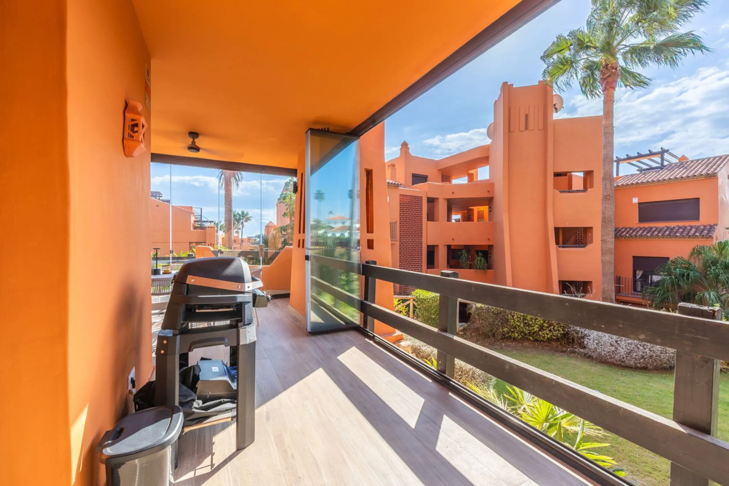 GROUND-FLOOR APARTMENT WITH LARGE TERRACE AND TOURIST LICENSE NEAR THE SEA. Privileged location in a charming Mediterranean-style complex, just 200 m from the beach and only a 5-minute drive from Estepona and the vibrant Duquesa Marina, where you'll find 