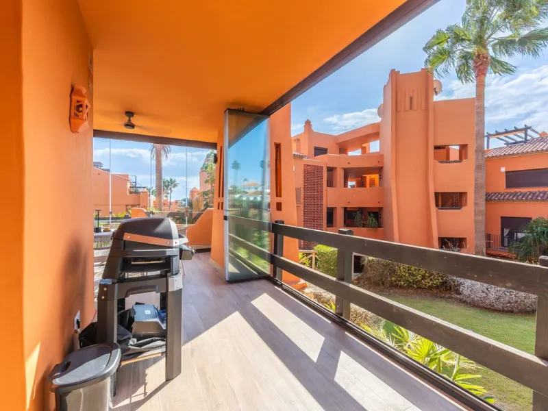 GROUND-FLOOR APARTMENT WITH LARGE TERRACE AND TOURIST LICENSE NEAR THE SEA. Privileged location in a charming Mediterranean-style complex, just 200 m from the beach and only a 5-minute drive from Estepona and the vibrant Duquesa Marina, where you'll find 