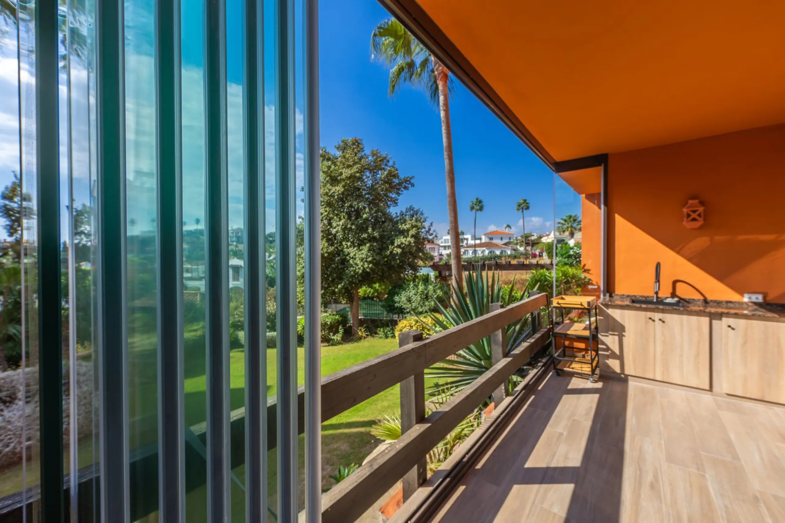 GROUND-FLOOR APARTMENT WITH LARGE TERRACE AND TOURIST LICENSE NEAR THE SEA. Privileged location in a charming Mediterranean-style complex, just 200 m from the beach and only a 5-minute drive from Estepona and the vibrant Duquesa Marina, where you'll find 