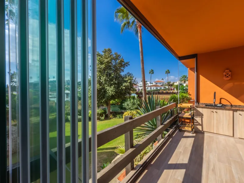 GROUND-FLOOR APARTMENT WITH LARGE TERRACE AND TOURIST LICENSE NEAR THE SEA. Privileged location in a charming Mediterranean-style complex, just 200 m from the beach and only a 5-minute drive from Estepona and the vibrant Duquesa Marina, where you'll find 