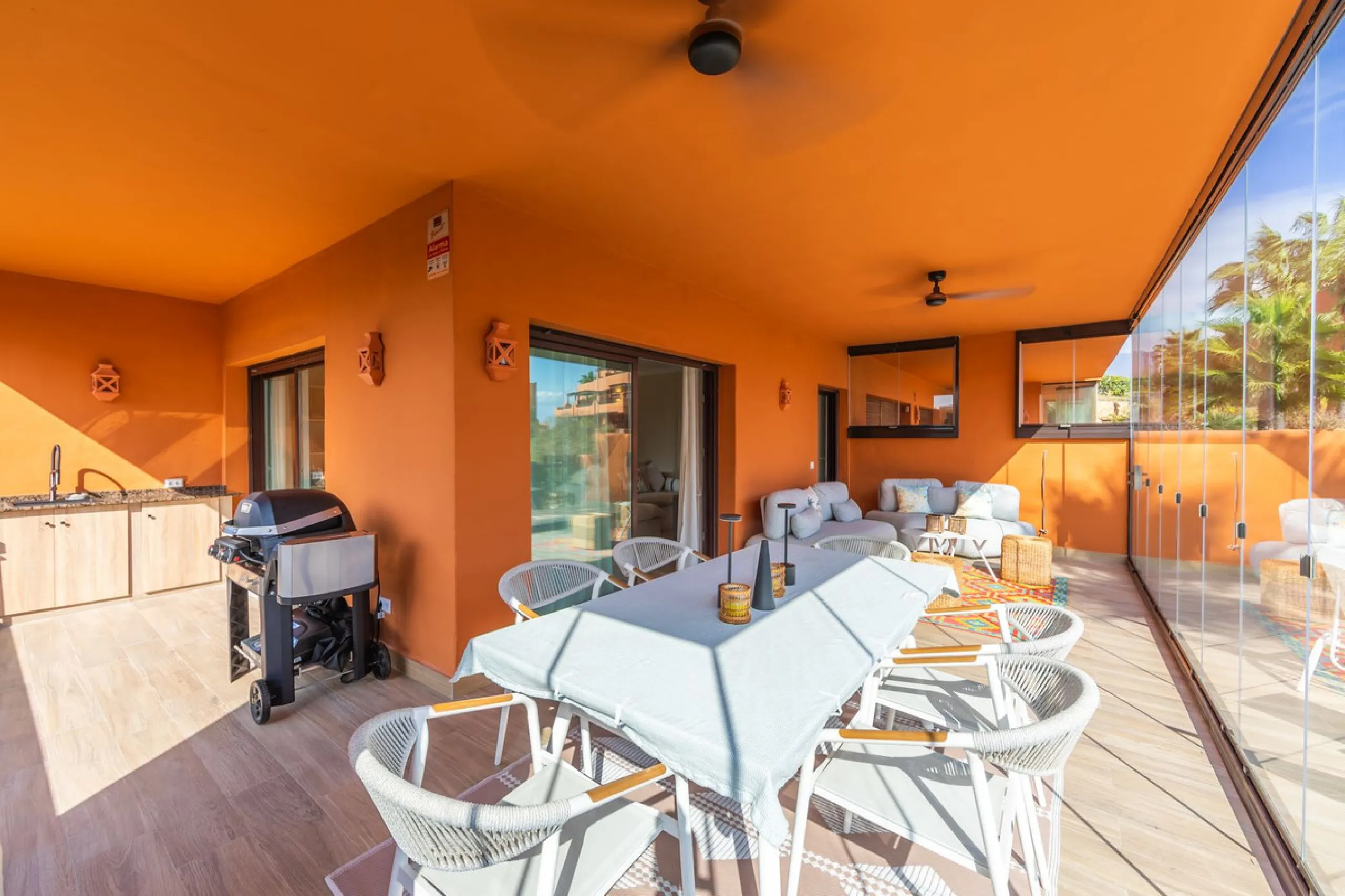 GROUND-FLOOR APARTMENT WITH LARGE TERRACE AND TOURIST LICENSE NEAR THE SEA. Privileged location in a charming Mediterranean-style complex, just 200 m from the beach and only a 5-minute drive from Estepona and the vibrant Duquesa Marina, where you'll find 