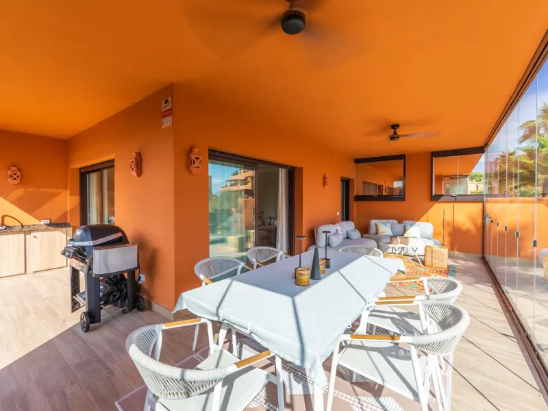 GROUND-FLOOR APARTMENT WITH LARGE TERRACE AND TOURIST LICENSE NEAR THE SEA. Privileged location in a charming Mediterranean-style complex, just 200 m from the beach and only a 5-minute drive from Estepona and the vibrant Duquesa Marina, where you'll find 