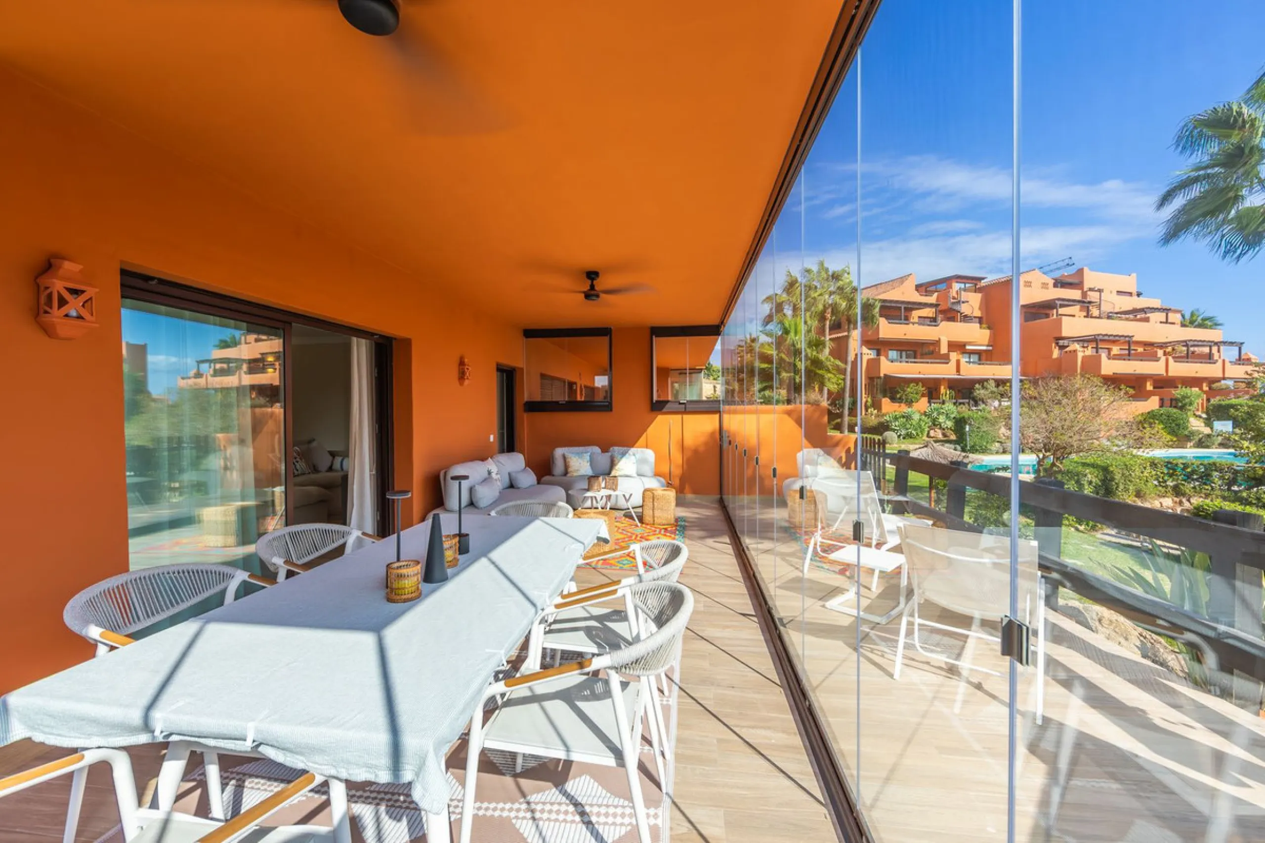 GROUND-FLOOR APARTMENT WITH LARGE TERRACE AND TOURIST LICENSE NEAR THE SEA. Privileged location in a charming Mediterranean-style complex, just 200 m from the beach and only a 5-minute drive from Estepona and the vibrant Duquesa Marina, where you'll find 
